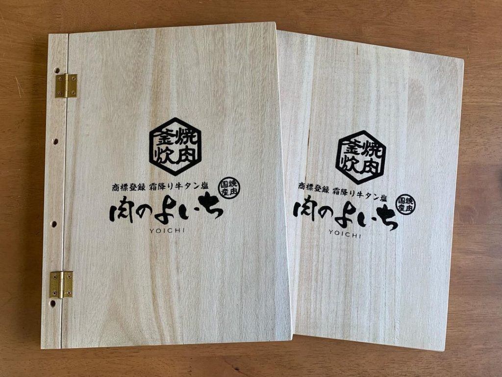 桐材の透明ラッカー塗装のメニューブック オリジナルロゴ印刷 | 木箱