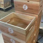 【杉材のオーダー木箱に白でオリジナルのロゴ 店舗用木箱！✨】