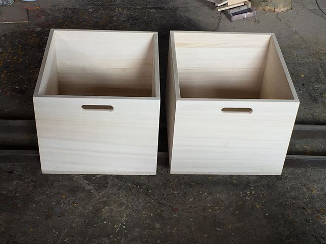 本日完成した木箱です。桐の木箱は色々なサイズでご注文頂いております。リビングの棚のスペースにピッタリ収まるサイズでご注文頂きました。#オーダー木箱 #収納 #桐箱 #キバコヤ