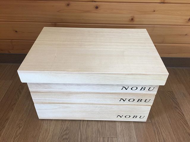 Nobu Restaurant様からご注文頂きまして本日アメリカに発送致しました。今回はMalibu店分をご注文頂きました。NY店は今週末もこちらの木箱をパーティでご使用予定だそうです。#オーダー木箱 #桐箱 #寿司木箱 #キバコヤ