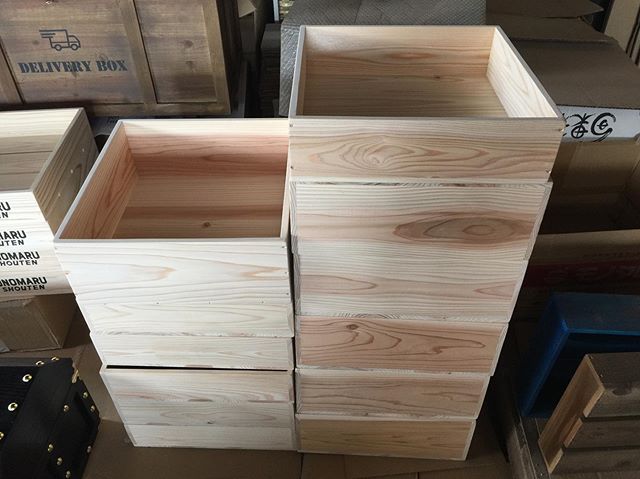 【杉材のオーダーメイド木箱】*杉材の収納箱のご注文を頂きました。高さ違いで2種類製作しました。本日発送致しましたので明日の到着を楽しみにお待ち下さい。*--------------------------------*オーダーメイドで世界に一つだけの木箱をおつくりします！自然塗料Vatonで塗装していますのでお子様でも安心です♪杉材、桐などで作った木箱で木のぬくもりを感じてください。ホームページは　@kibakoya0254567441*--------------------------------**#キバコヤ#店舗デザイン#店舗内装#店舗ディスプレイ#店舗ディスプレイデザイン#フリーマーケット出店#フリーマーケット戦利品#フリーマーケットディスプレイ#蚤の市戦利品 #蚤の市大好き#フリーマーケット大好き#ベジタブルボックス#食品トレー #マルシェ#マルシェ出店 #ハンドメイドマルシェ#マルシェボックス#店舗什器デザイン#店舗什器デザイン#店舗什器製作#店舗什器