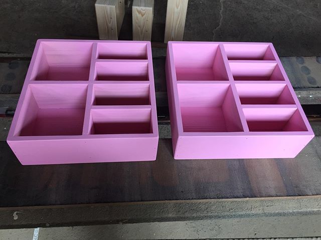 先日ご注文頂きましたお客様から、今度は絵葉書を入れる木箱を作って欲しいとのご依頼でご注文頂きました。塗装はピンク色がご希望でしたので調合して塗装しました。仕切り付きなので絵葉書が綺麗に分類されますね。