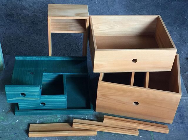 色々なサイズで全部違う形のオーダー木箱が完成しました。お客様の棚のスペースにすべてピッタリと合うように製作しています。塗装はグリーンとパイン色です。木箱は杉材で製作しました。#オーダー木箱 #収納 #ピッタリサイズ #キバコヤ