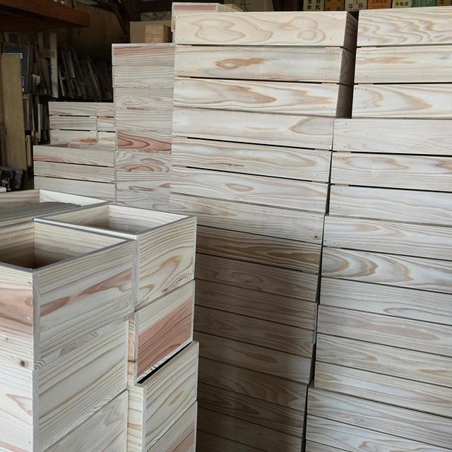 店舗でご使用致します色々なサイズの杉材の木箱をたくさん製作中です。
