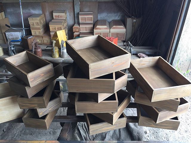 うさぎ島で有名な大久野島のうさぎさん達の販売用の餌を入れるオーダーサイズの木箱のご注文を頂きました。お急ぎで製作しまして本日発送しました。木箱は杉材で製作しまして塗装はオーク塗装です。これから末永く木箱をご活用ください。#オーダー木箱 #杉材 #キバコヤ