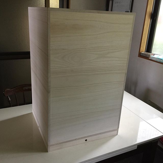 とても大きな木箱のご注文を頂きました。大きな木工の壺を入れます。台座を製作しまして、下には紐穴を開けました。