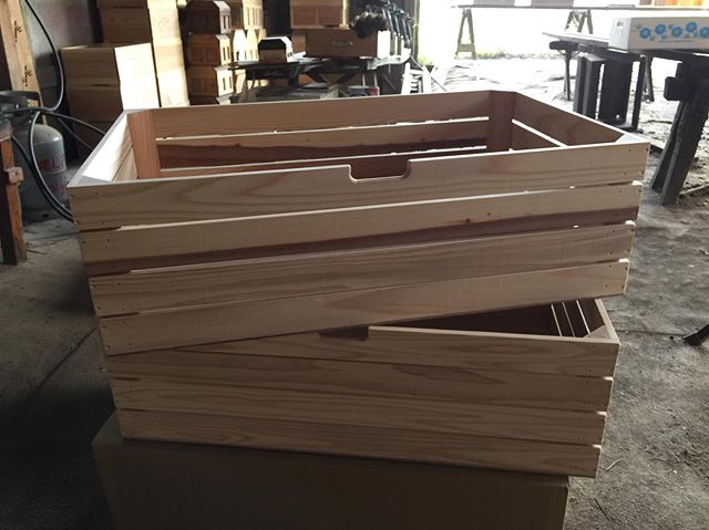 とても大きな杉材の木箱のご注文を頂きました。手穴ではなくて上部分をカットしました。底板は合板で仕上げています。