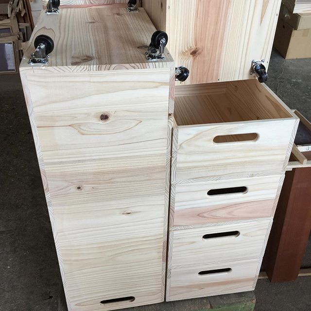 杉材のキャスター付の木箱をたくさんご注文を頂きました。塗装なしで仕上げています。重ねても大丈夫なように重なる木箱にはサンを取付け致しました。