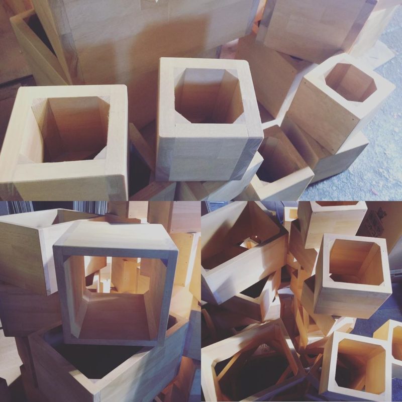 お花屋さんで使用致しますキューブボックスが完成しまして発送致しました。
色々なサイズで製作しています。