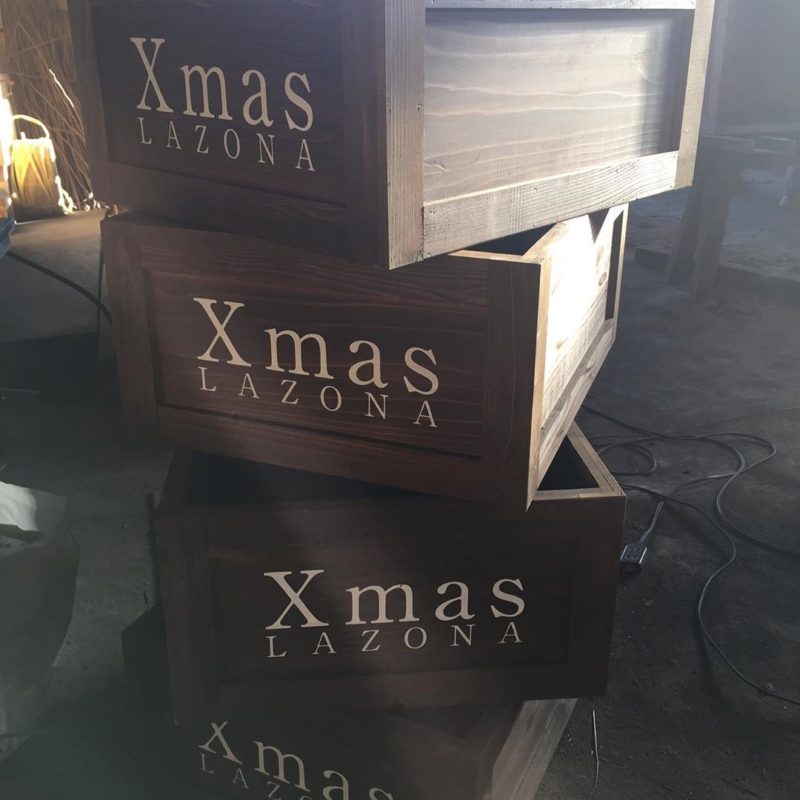 クリスマスツリーを入れます木箱が本日完成しまして発送しました。
ロゴを両面に印刷してとても素敵に仕上がりました。