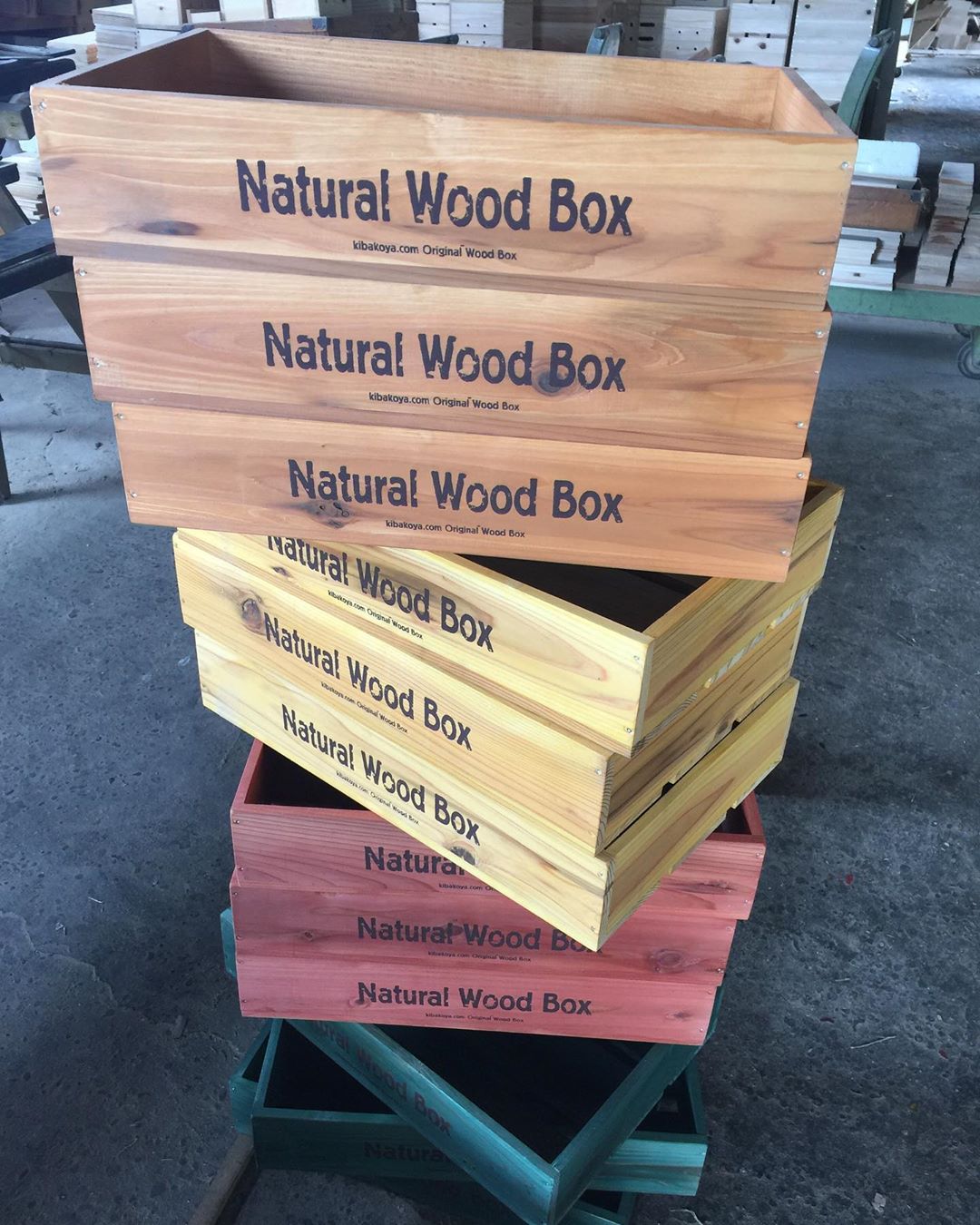 ・
・
カラフルなマルシェボックス?
・
浅型マルシェボックスを色々な色でご注文頂きました。
こちらは本日発送致しました。
・
・
当店では、店舗用のマルシェボックスを販売しておりますが、
オリジナルロゴを印刷してオーダーメイドの木箱も承っております。
・
・——————————–・
オーダーメイドで世界に一つだけの木箱をおつくりします！
自然塗料Vatonで塗装していますのでお子様でも安心です♪
杉材、桐などで作った木箱で木のぬくもりを感じてください。
ホームページは　@kibakoya0254567441
・——————————–・
・
#キバコヤ
#収納
#木箱
#オーダー木箱
#オーダー収納
#オーダー家具
#特注家具
#オーダーメイド木箱
#店舗用什器
#店舗デザイン
#店舗内装
#店舗ディスプレイ
#店舗ディスプレイデザイン
#フリーマーケット出店
#フリーマーケット戦利品
#フリーマーケットディスプレイ
#蚤の市戦利品
#蚤の市大好き
#フリーマーケット大好き
#ベジタブルボックス
#食品トレー #マルシェ
#マルシェ出店
#ハンドメイドマルシェ
#マルシェボックス
#店舗什器デザイン
#店舗什器製作
#店舗什器