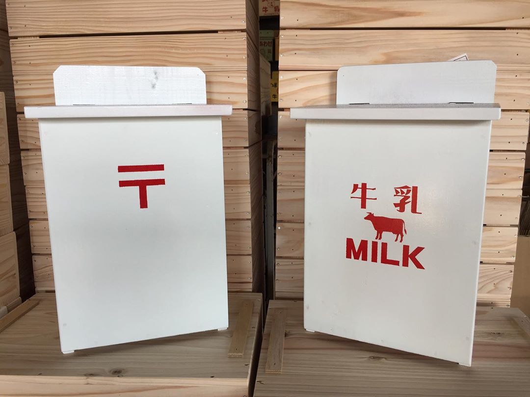 同じサイズの木箱はロゴの印刷でポストか牛乳箱になります。